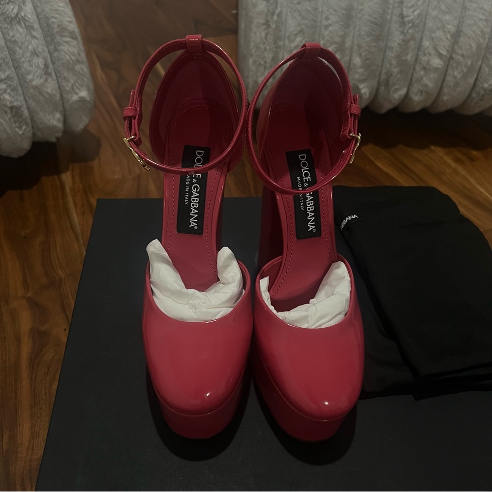 Dolce & Gabbana
145mm patent leather platform pumps
Unworn, box and shoe pouches